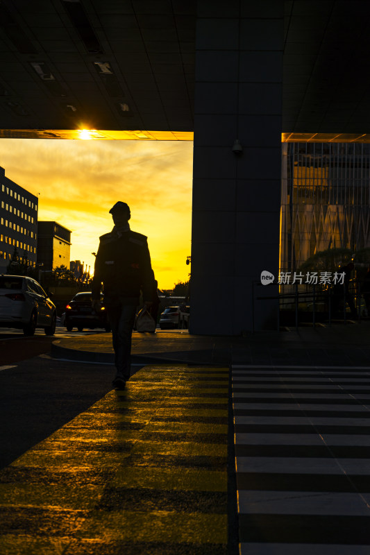 夕阳下城市街头行人的剪影画面