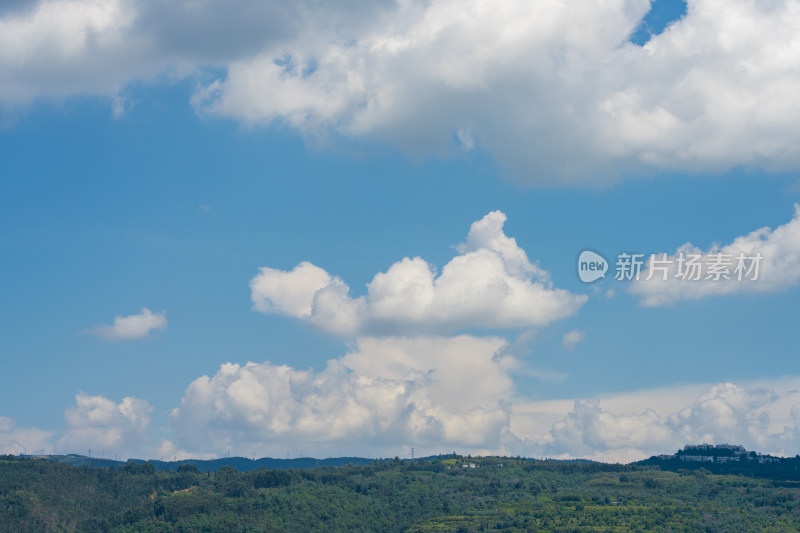 蓝天下的壮观白云与山峦景致