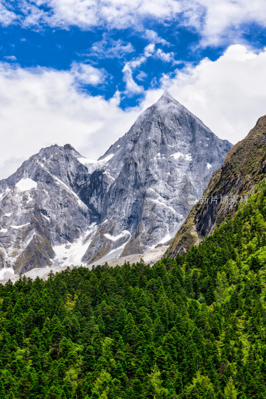 四川阿坝理县毕棚沟景区的雪山