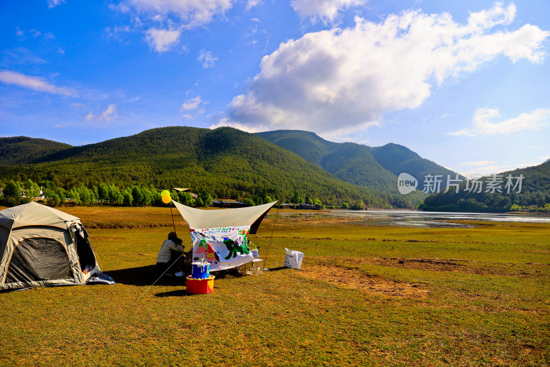 户外草地山林间露营场景