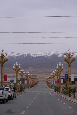 雪山下的街道风景