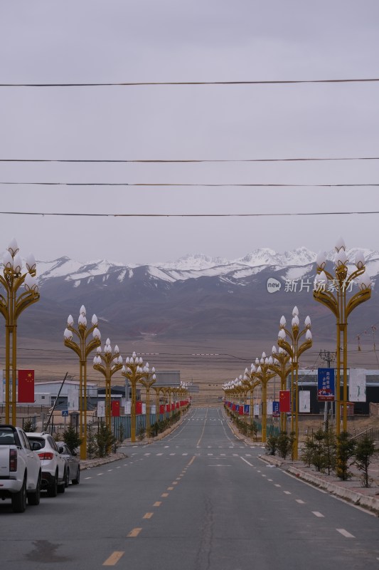 雪山下的街道风景