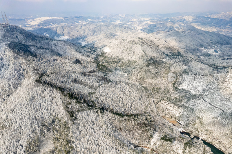 山川丘陵农田冬天雪景航拍图