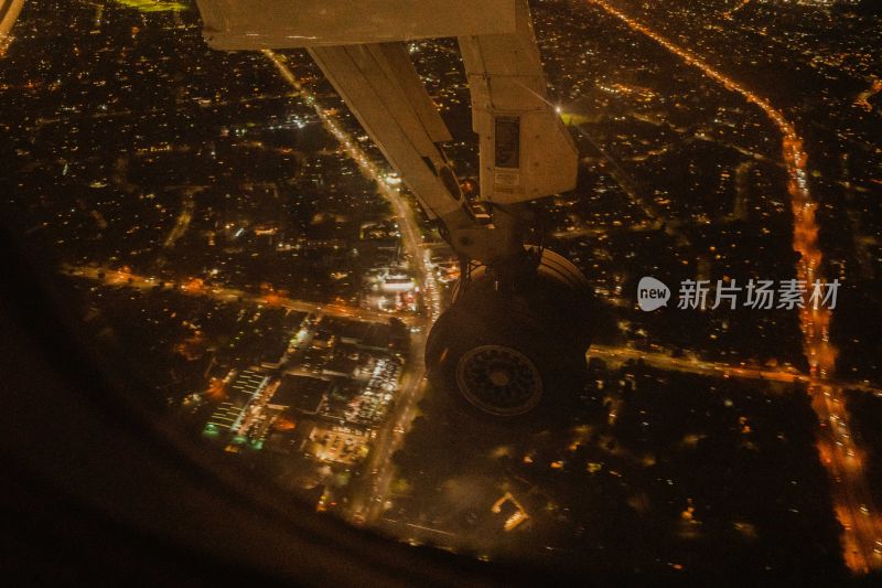 飞机窗外夜景 起降架 滑行