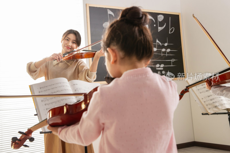 青年女人教儿童上音乐课