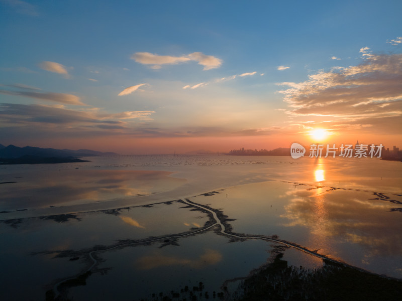 航拍广东深圳湾日落风光 深圳红树林夕阳