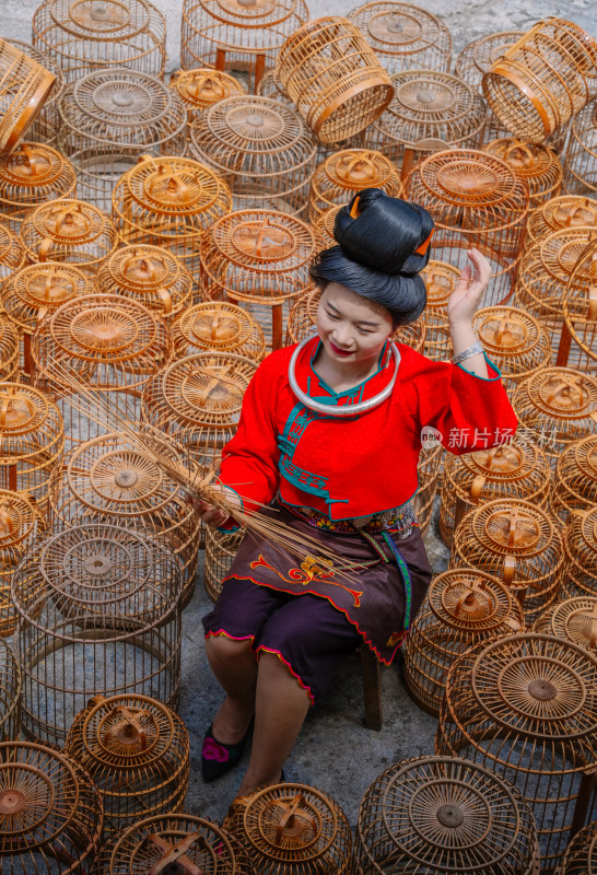 贵州卡拉村编织的女生