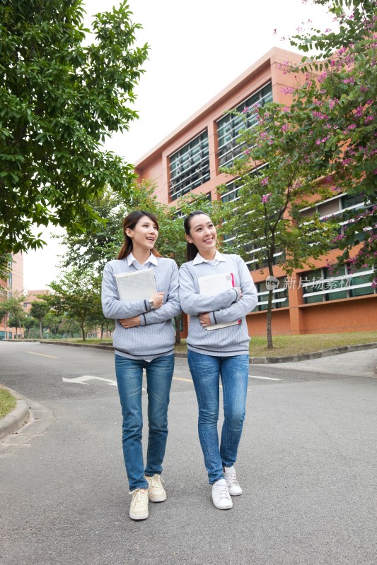 年轻女大学生在校园里漫步