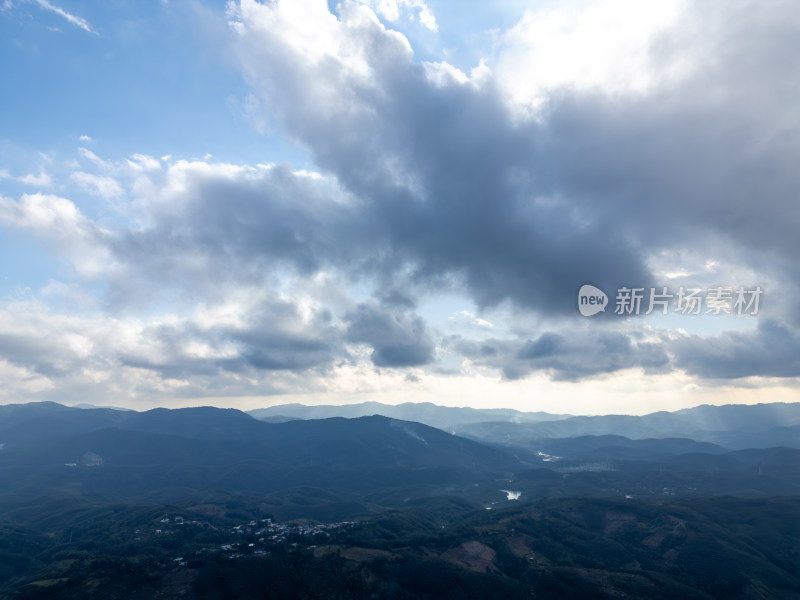 航拍壮阔山景与蓝天白云相映的自然景观