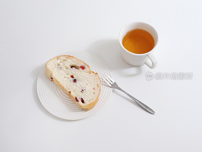 白色餐桌上的早餐面包片和饮品咖啡