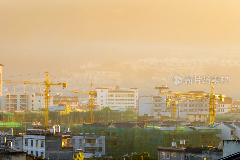 有塔吊的城镇建筑日出景象