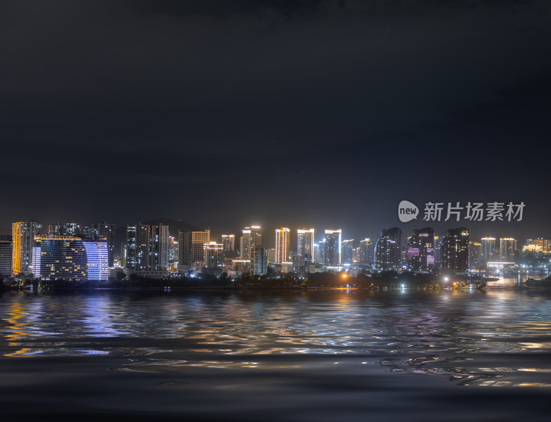 湖面城市夜景