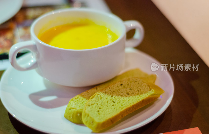 餐桌上的栗子奶油南瓜浓汤，搭配面包