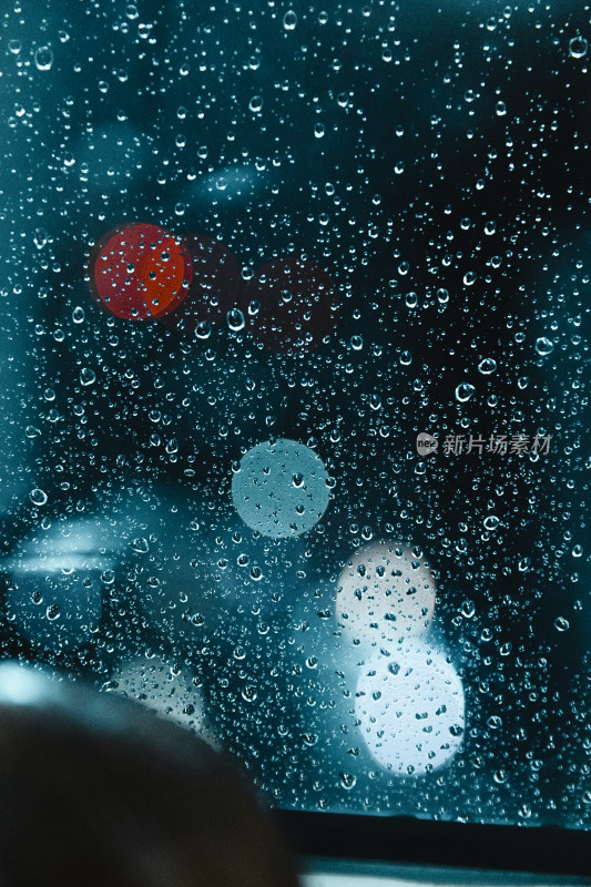 夜晚玻璃上的雨珠