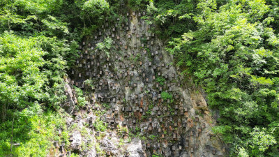 航拍湖北神农架官门山景区悬崖蜂箱