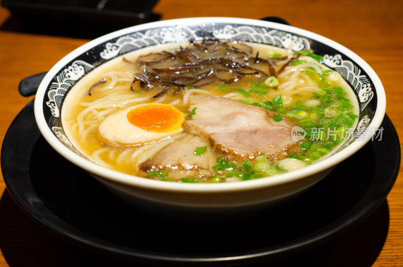 一碗日式豚骨拉面特写