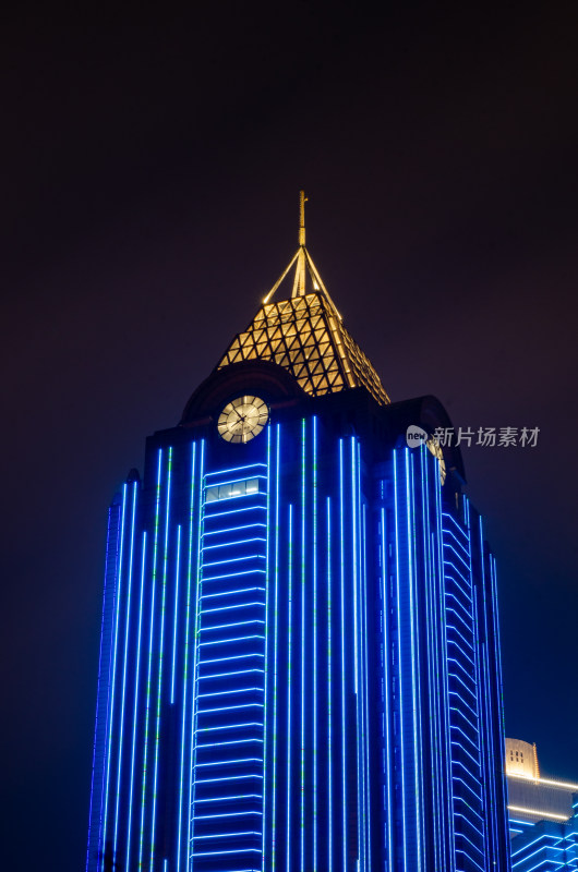 仰拍青岛栈桥对面海关大楼夜景