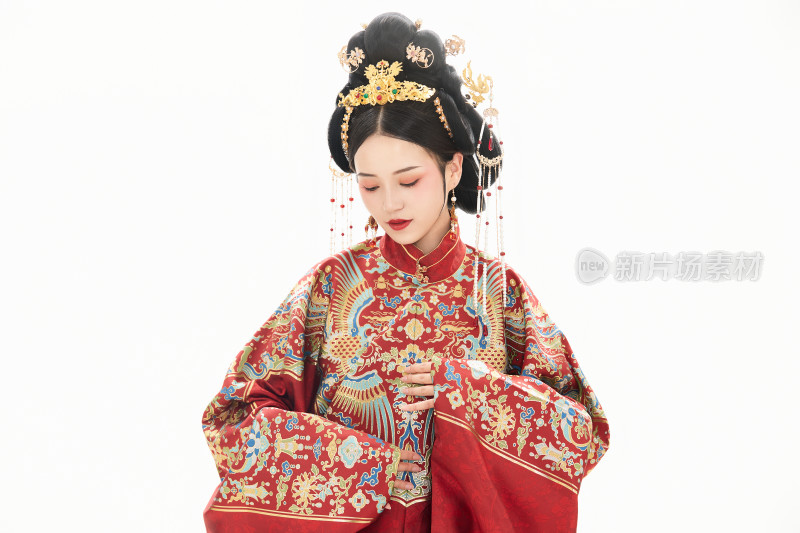 白色背景下穿着中国明朝明制汉服服饰的少女