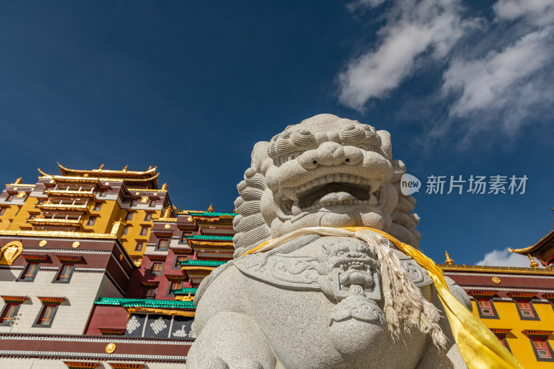 蓝天白云下的阿坝各莫寺寺院建筑