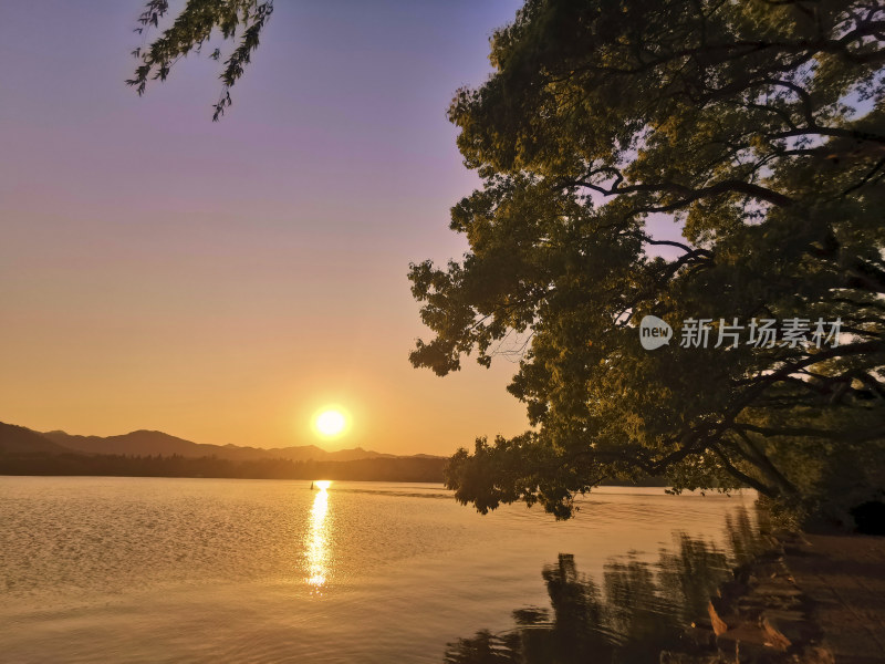 西湖的金色夕阳美景