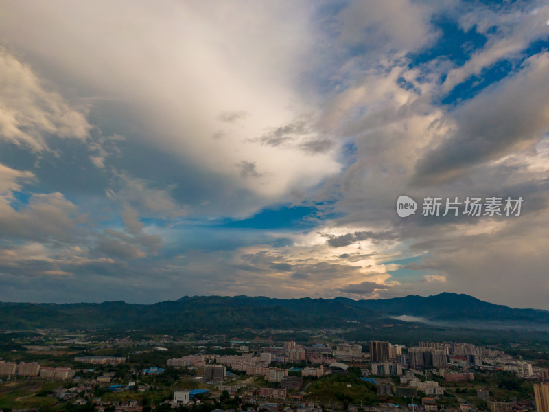 美丽乡村田园雨后云雾缭绕航拍摄影图