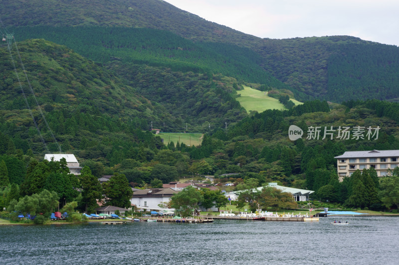 日本箱根芦之湖高山下的湖畔风光