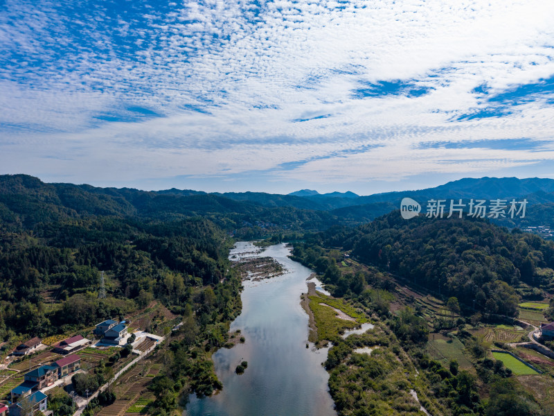 青山绿水蓝天白云航拍图