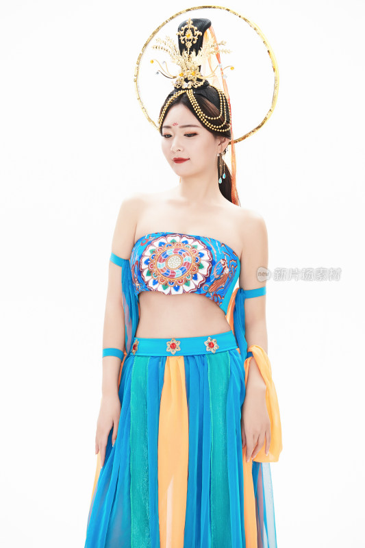 身着唐朝敦煌服饰跳飞天舞蹈的中国少女
