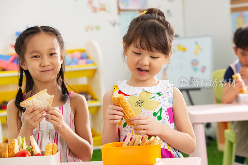 幼儿园小朋友用餐