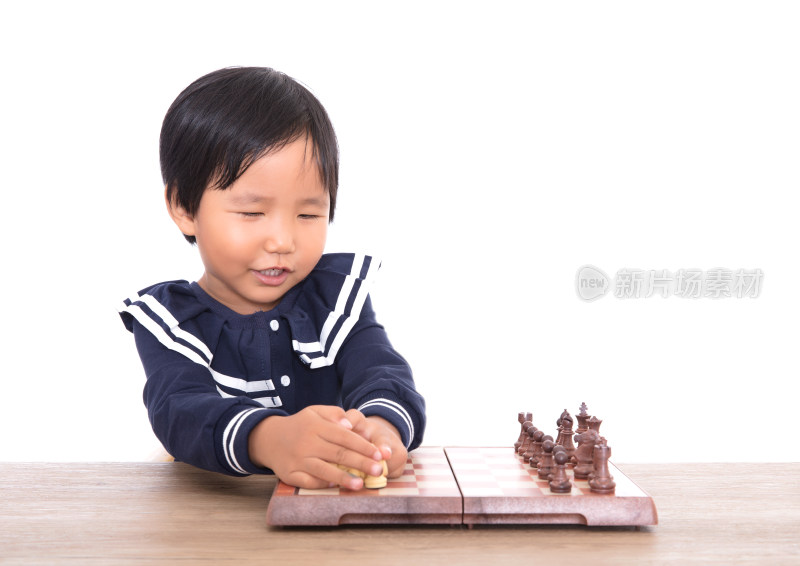 可爱的中国孩子在练习国际象棋