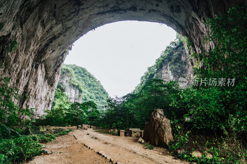 安顺格凸河风景区燕子洞穿上洞