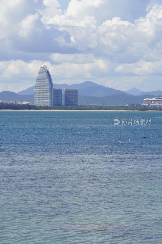 海边城市高楼远景