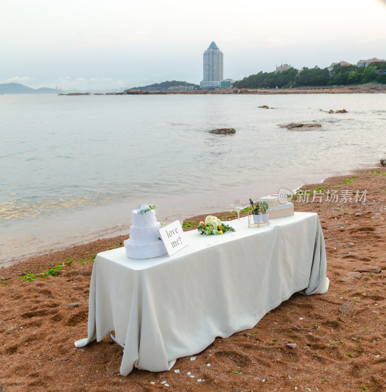 青岛太平角公园的海景，海边沙滩上的桌子