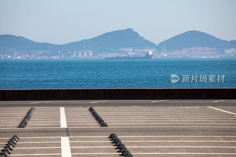 山东烟台第一海水浴场停车场与海洋