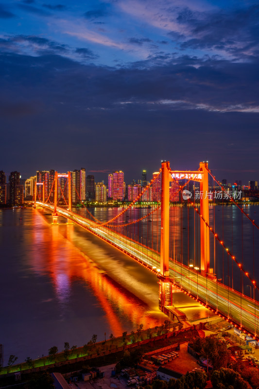 武汉夏季鹦鹉洲长江大桥城市夜景风光