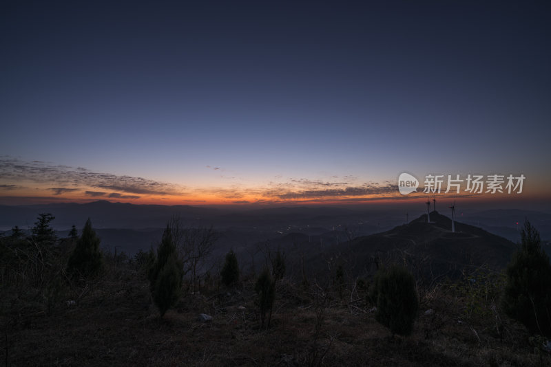 山顶眺望的日出景观