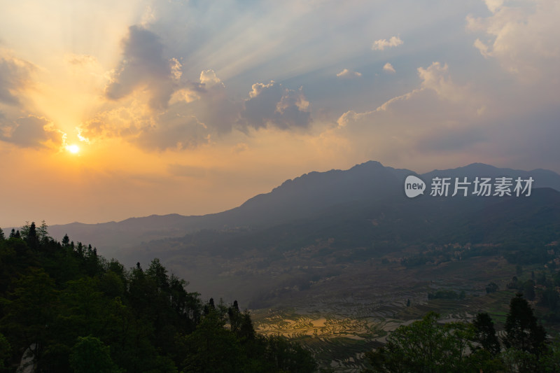 日出和梯田