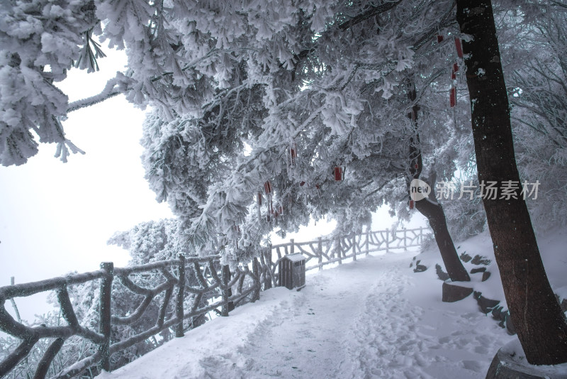 寒冷冬季景区雪后栈道