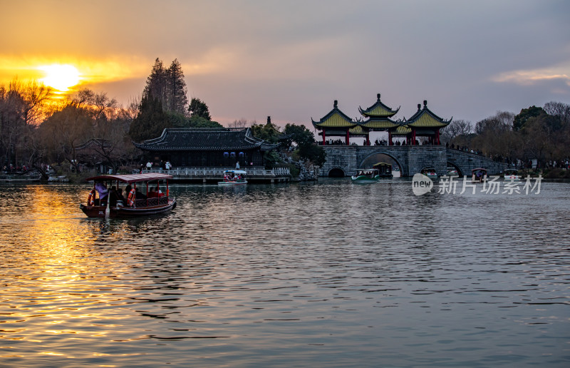廋西湖五亭桥中式古桥与亭台楼阁黄昏景致