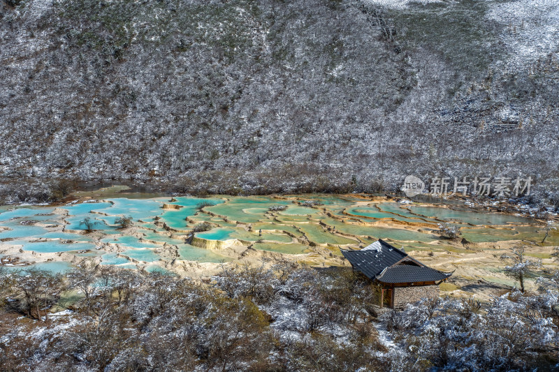 四川阿坝州黄龙秋色网红瑶池雪景