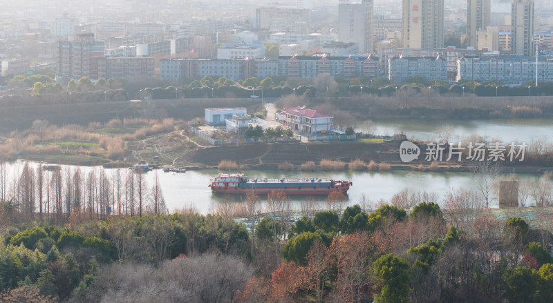 城市河流与两岸建筑的航拍全景