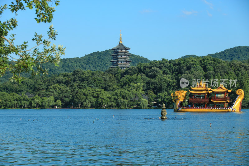 夏日晴空下的杭州西湖游船风光 雷锋塔同框