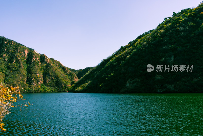 秋天的黄花城水长城景区里的水库群山