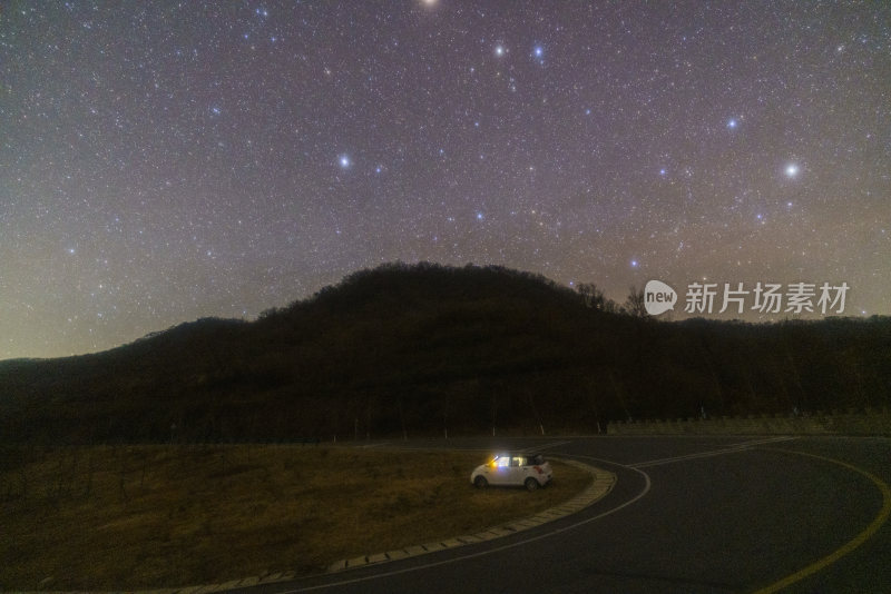 山间公路夜空繁星璀璨的美丽景象