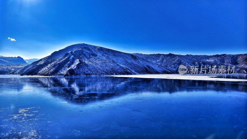 雪山映照下的蓝色湖面风景