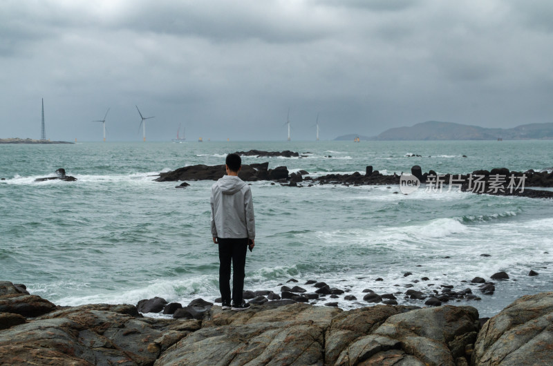 福州平潭岛海边海岸的男孩背影