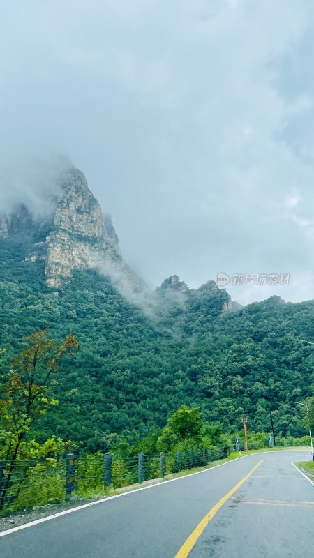 山间公路与云雾缭绕山峰