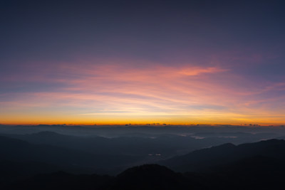 山间日出时分的绚丽多彩天空景色