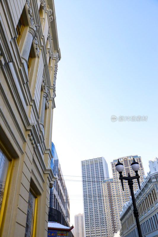 特色建筑林立的城市街道景象