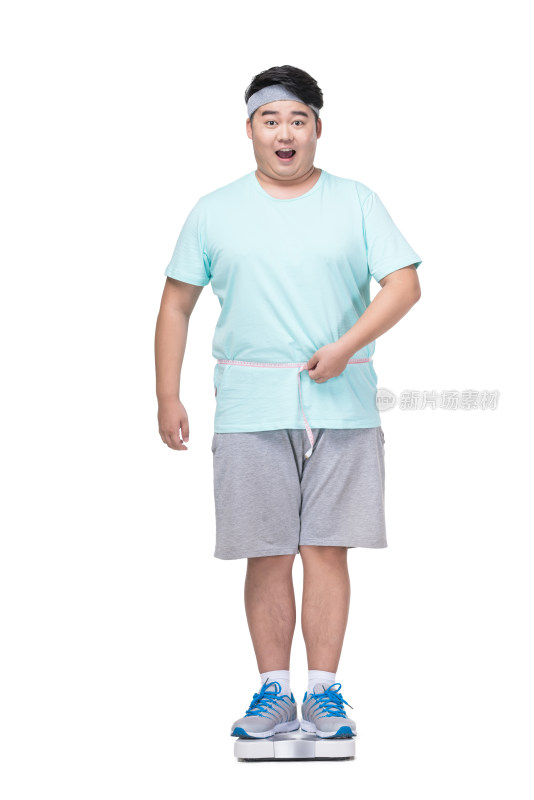 肥胖的年轻男子测体重和腰围